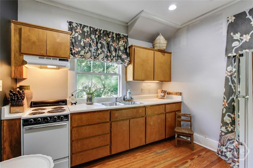 Image 11 of property listing at 1612 Skidaway Road, Savannah, GA 31404