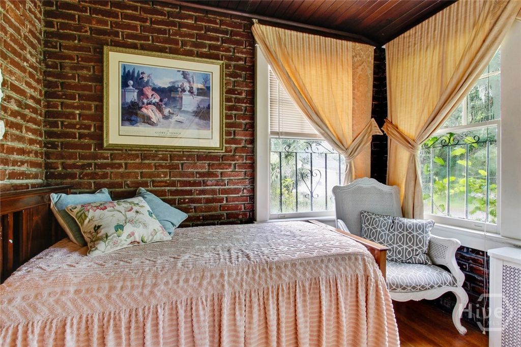 Image 9 of property listing at 1612 Skidaway Road, Savannah, GA 31404