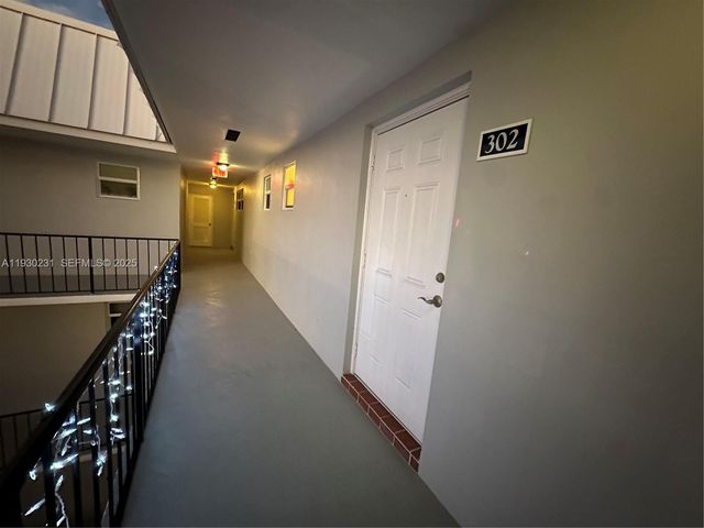 7 Colonial Club Dr 302, Boynton Beach, FL 33435