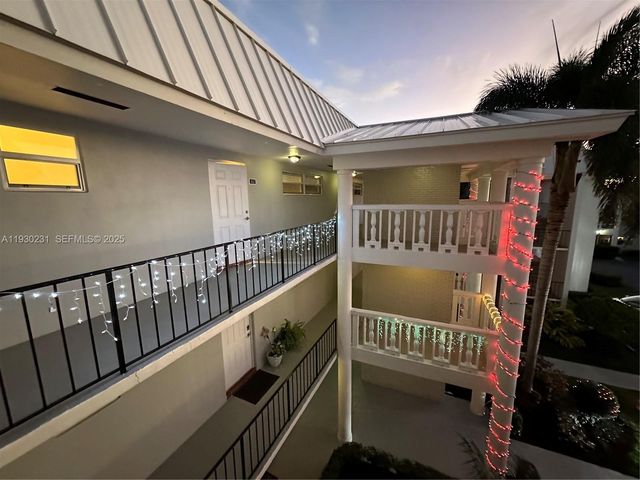7 Colonial Club Dr 302, Boynton Beach, FL 33435