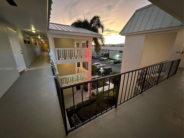 7 Colonial Club Dr 302, Boynton Beach, FL 33435