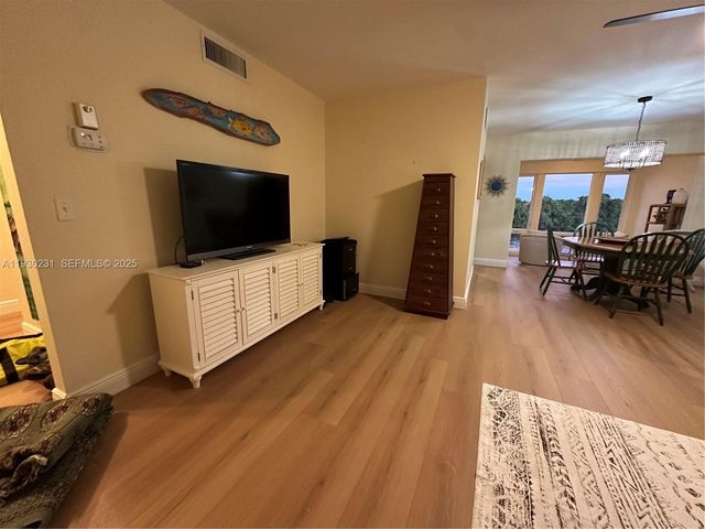 7 Colonial Club Dr 302, Boynton Beach, FL 33435