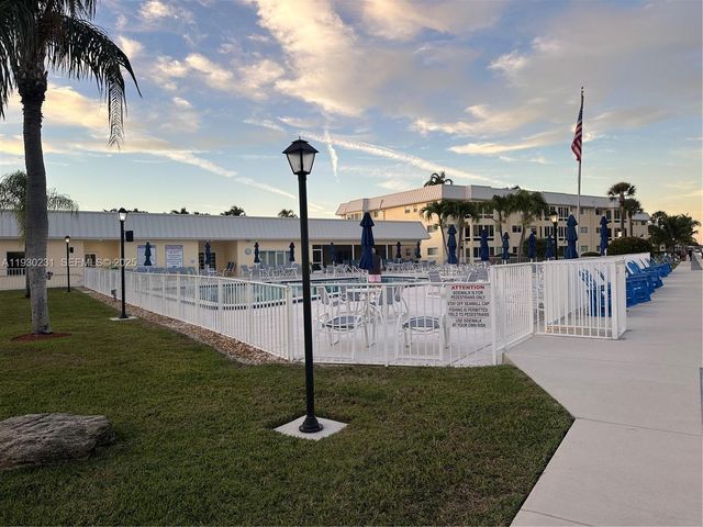 7 Colonial Club Dr 302, Boynton Beach, FL 33435