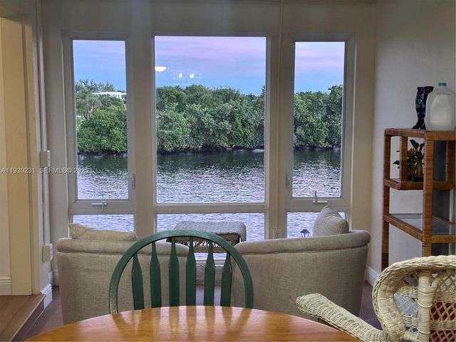 7 Colonial Club Dr 302, Boynton Beach, FL 33435
