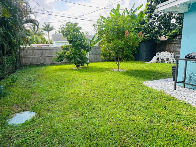 1657 MAGNOLIA Lane, West Palm Beach, FL 33417
