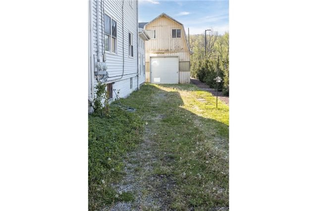 524 W Pike St, Meadowlands, PA 15347