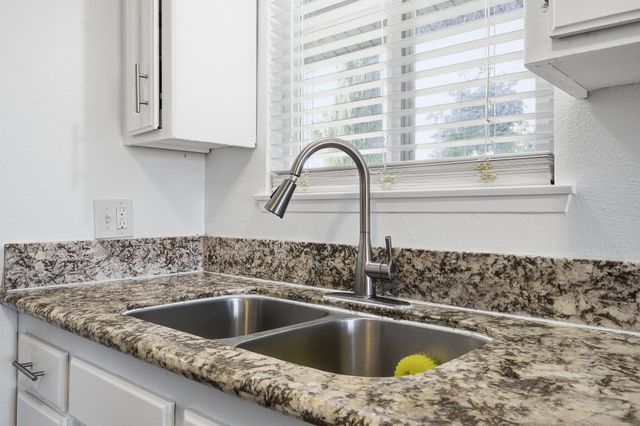 14291 Rosemary Circle, Lemoore, CA 93245