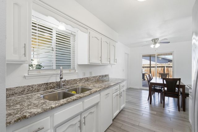 14291 Rosemary Circle, Lemoore, CA 93245