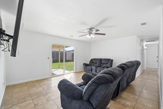 14291 Rosemary Circle, Lemoore, CA 93245