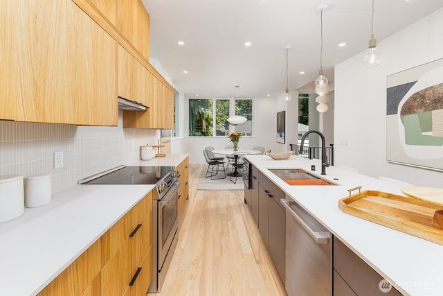 2011 NE 123rd Street, Seattle, WA 98125