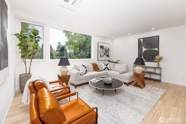 2011 NE 123rd Street, Seattle, WA 98125