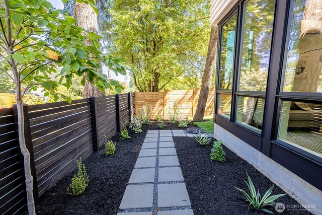 2011 NE 123rd Street, Seattle, WA 98125