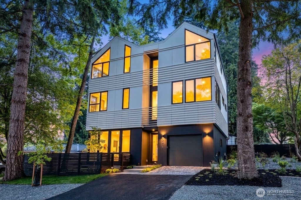 2011 NE 123rd Street, Seattle, WA 98125