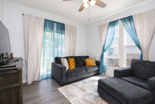 2115 E 13th Street, Des Moines, IA 50316