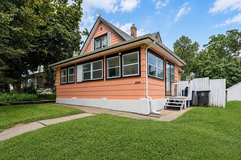 2115 E 13th Street, Des Moines, IA 50316