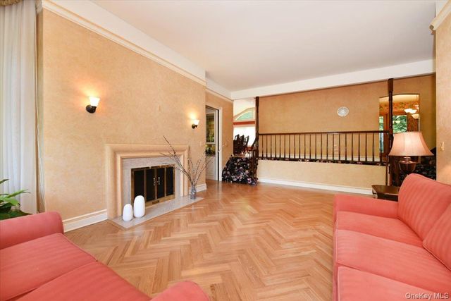13 Vista Drive, Great Neck, NY 11021
