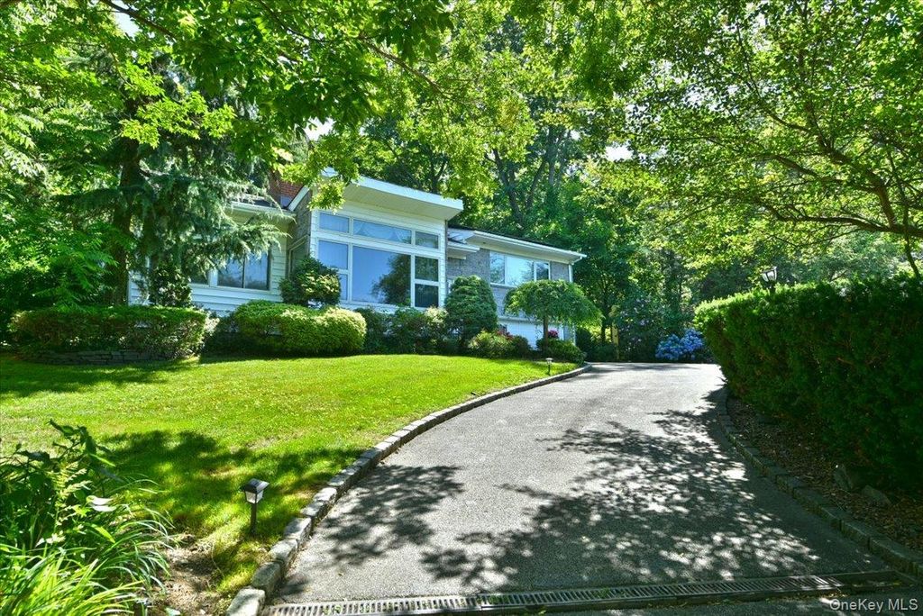 13 Vista Drive, Great Neck, NY 11021