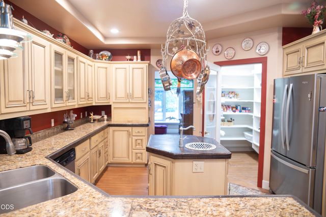 347 Peckerwood Lane, Grants Pass, OR 97527