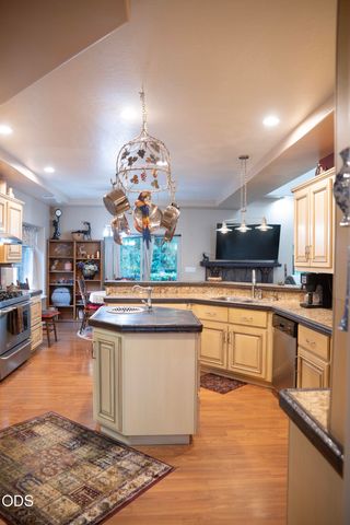 347 Peckerwood Lane, Grants Pass, OR 97527