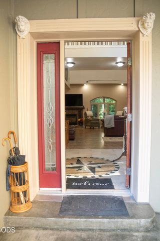 347 Peckerwood Lane, Grants Pass, OR 97527