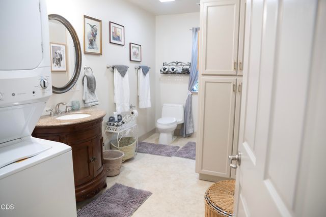 347 Peckerwood Lane, Grants Pass, OR 97527