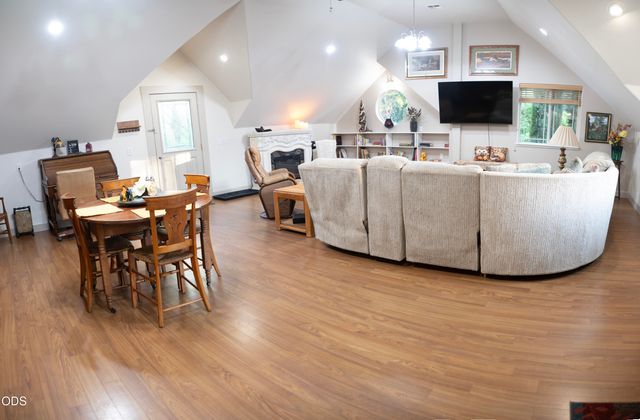 347 Peckerwood Lane, Grants Pass, OR 97527