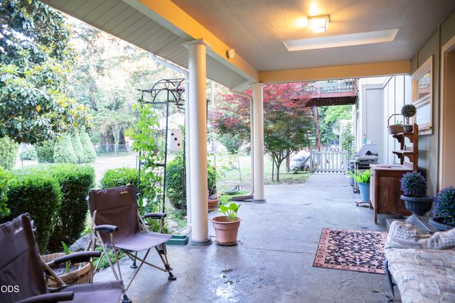 347 Peckerwood Lane, Grants Pass, OR 97527