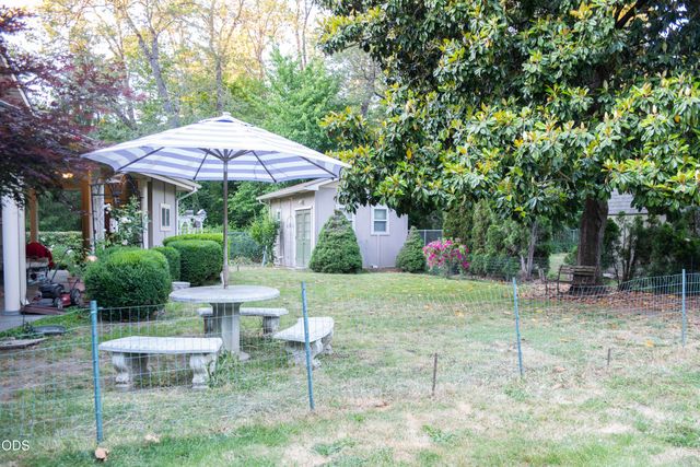 347 Peckerwood Lane, Grants Pass, OR 97527