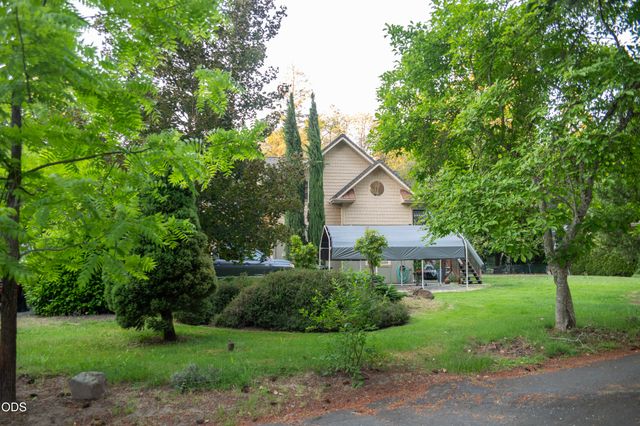 347 Peckerwood Lane, Grants Pass, OR 97527