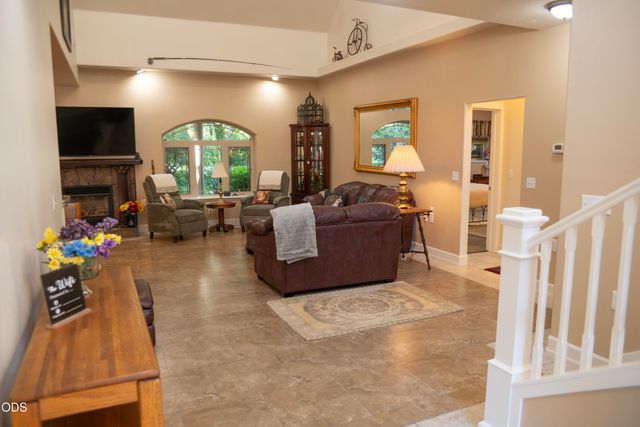 347 Peckerwood Lane, Grants Pass, OR 97527
