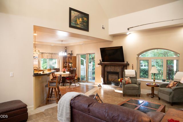 347 Peckerwood Lane, Grants Pass, OR 97527