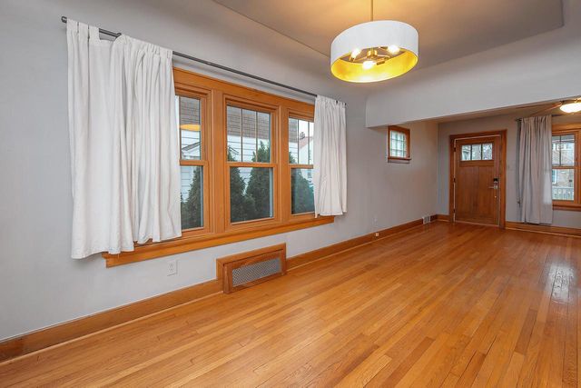 2323 E Falling Heath PLACE, Milwaukee, WI 53207