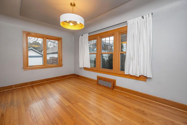 2323 E Falling Heath PLACE, Milwaukee, WI 53207