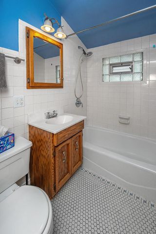 2323 E Falling Heath PLACE, Milwaukee, WI 53207