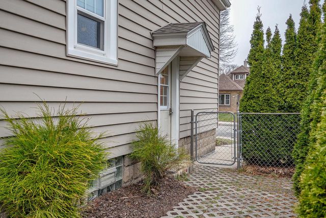 2323 E Falling Heath PLACE, Milwaukee, WI 53207