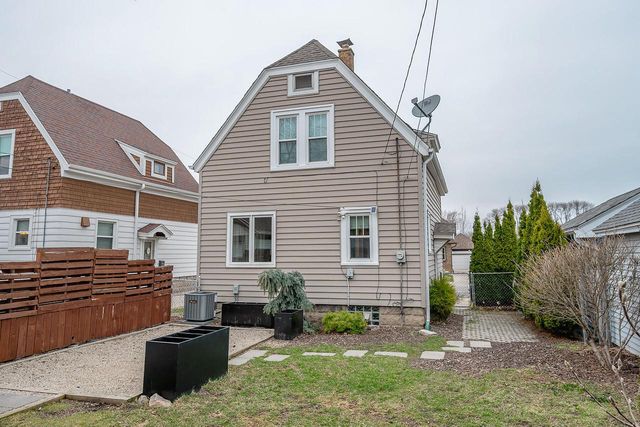 2323 E Falling Heath PLACE, Milwaukee, WI 53207