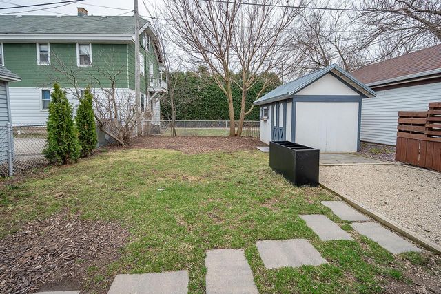 2323 E Falling Heath PLACE, Milwaukee, WI 53207