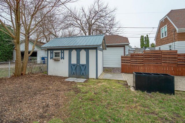 2323 E Falling Heath PLACE, Milwaukee, WI 53207