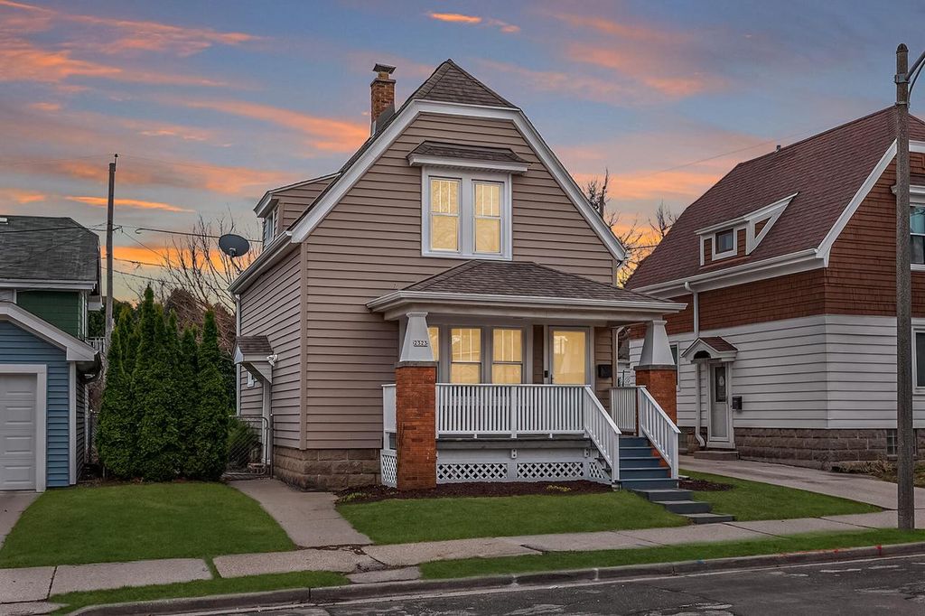 2323 E Falling Heath PLACE, Milwaukee, WI 53207