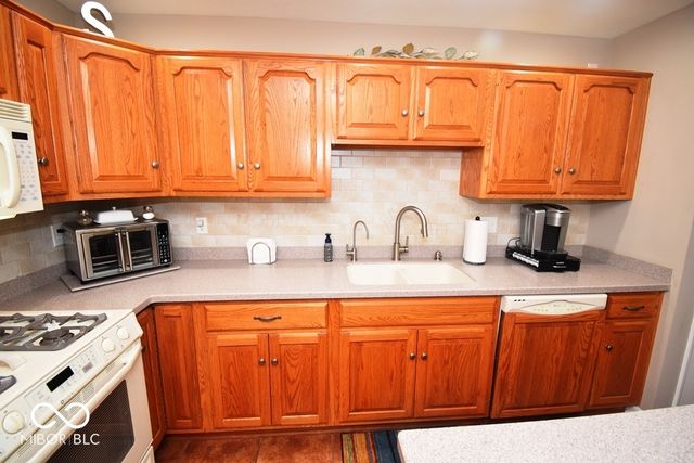 933 Amesbury Court, Indianapolis, IN 46217