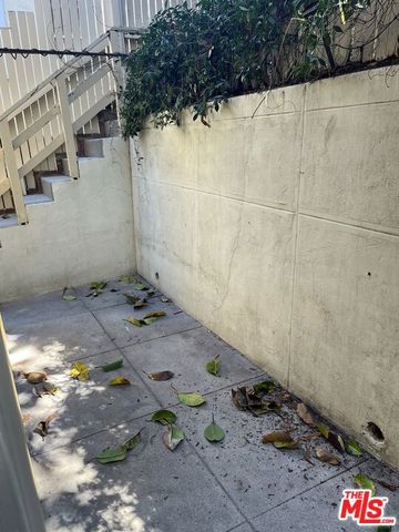 6910 Camrose Drive, Los Angeles, CA 90068