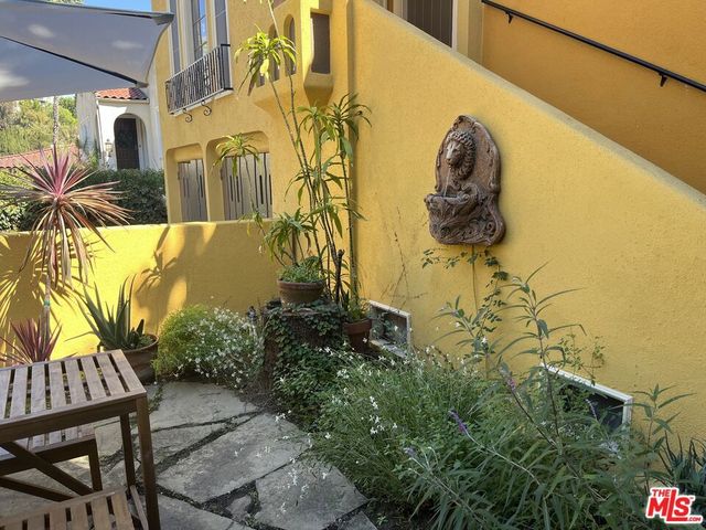 6910 Camrose Drive, Los Angeles, CA 90068