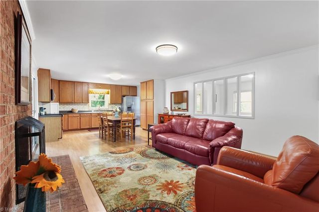 6834 Rollingwood Drive, Clemmons, NC 27012