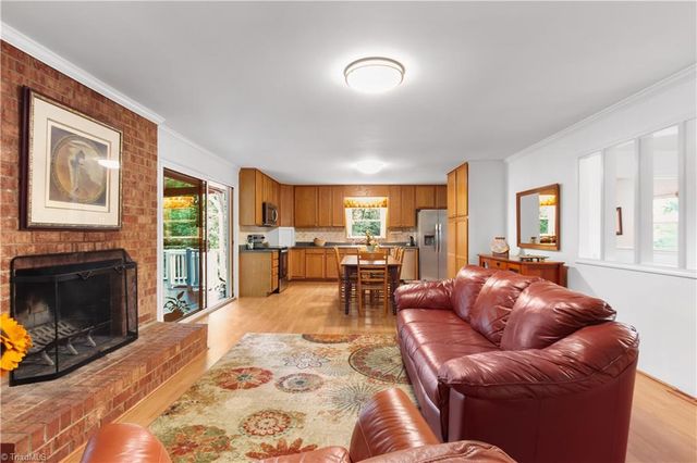 6834 Rollingwood Drive, Clemmons, NC 27012