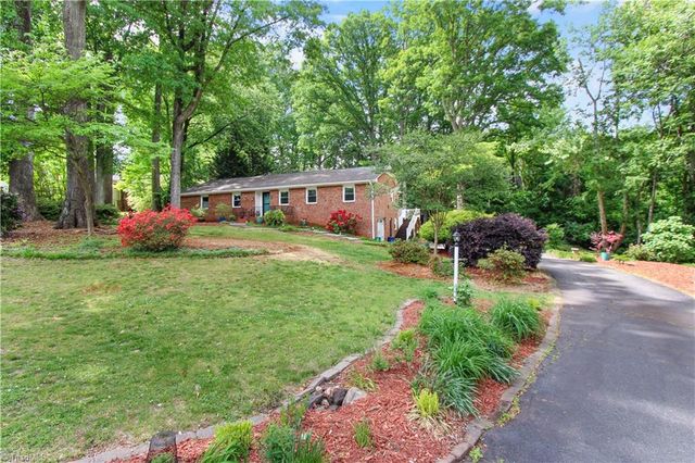 6834 Rollingwood Drive, Clemmons, NC 27012