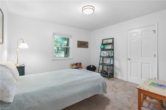 6834 Rollingwood Drive, Clemmons, NC 27012
