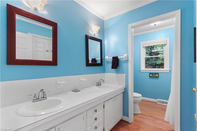 6834 Rollingwood Drive, Clemmons, NC 27012