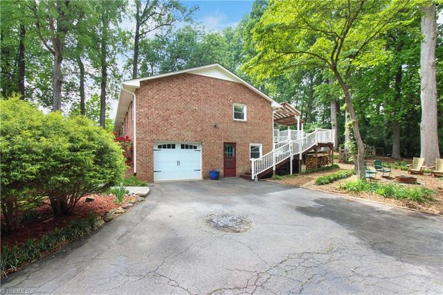 6834 Rollingwood Drive, Clemmons, NC 27012