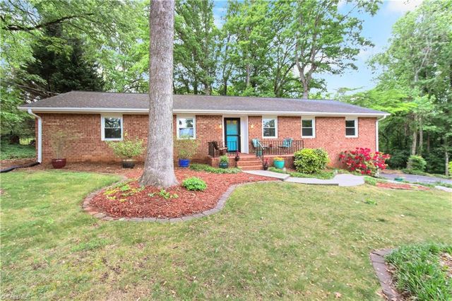 6834 Rollingwood Drive, Clemmons, NC 27012