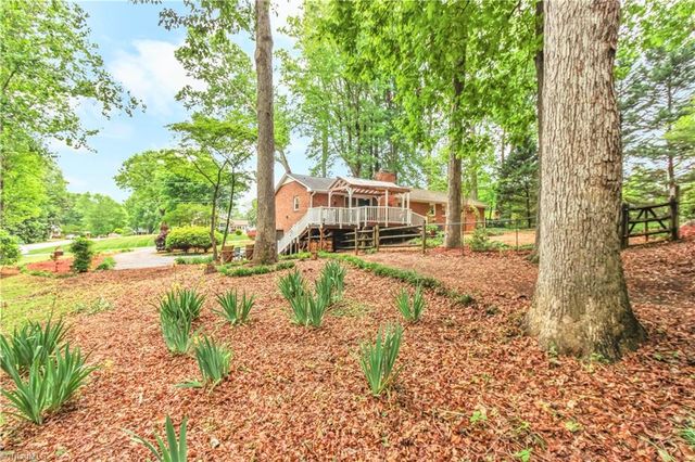 6834 Rollingwood Drive, Clemmons, NC 27012